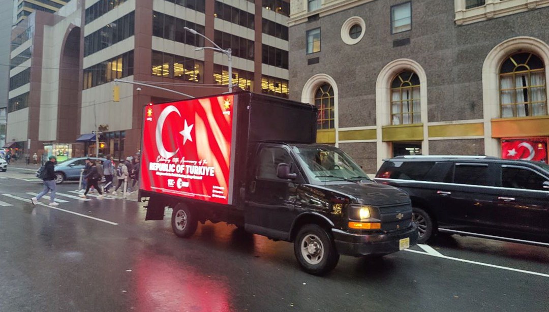 ABD’de Türk bayraklarıyla donatılmış dijital ilan kamyonları dolaştırıldı