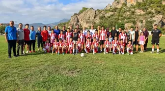 Kumluca Belediye Başkanı Avcıoğlu, Yaz Futbol Okulu’nu Ziyaret Etti