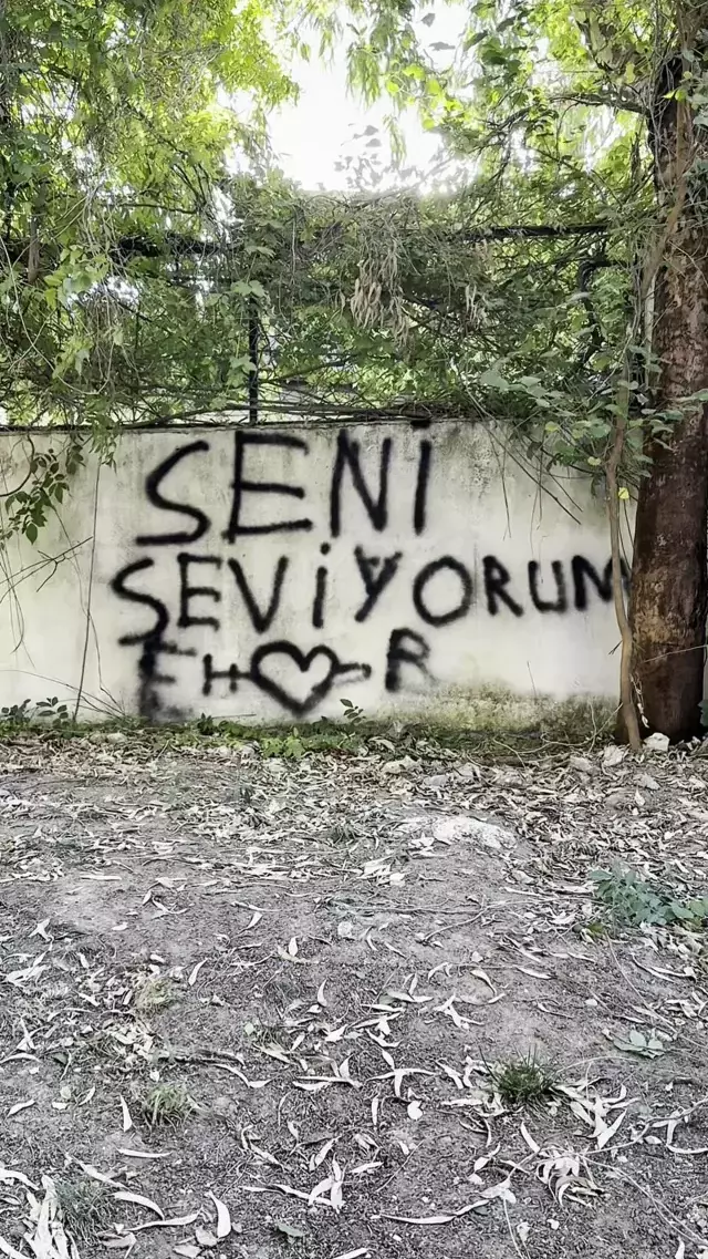 Sevdasını duvara yazan vatandaşa, belediye personelinden tebessüm ettiren mesaj